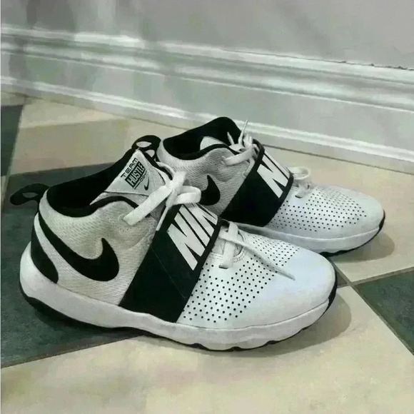 Black and  white Nike sneakers in size US 6Y - Picture 1 of 9